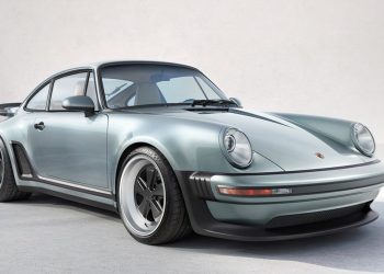 Singer Turbo Study in studio