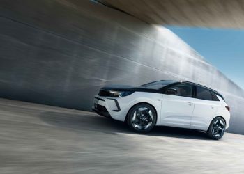 Opel Grandland GSe side view driving