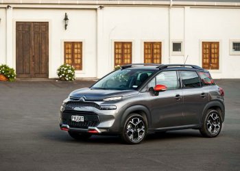 Citroen C3 Aircross Shine in front of building