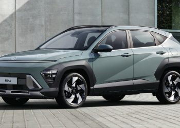 Hyundai Kona parked by concrete wall