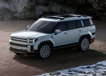 Hyundai Sante Fe front three quarter view