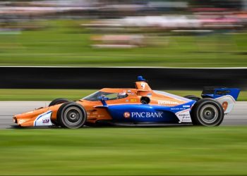 Scott Dixon racing IndyCar at Mid-Ohio