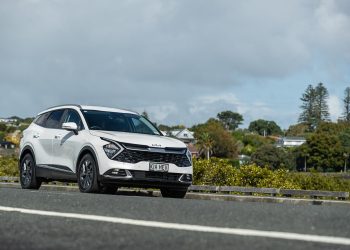 Kia Sportage HEV Earth front quarter hero image, in white