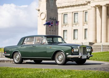 Rolls-Royce Silver Shadow 1970, green, parked in front of Auckland War Memorial Museum