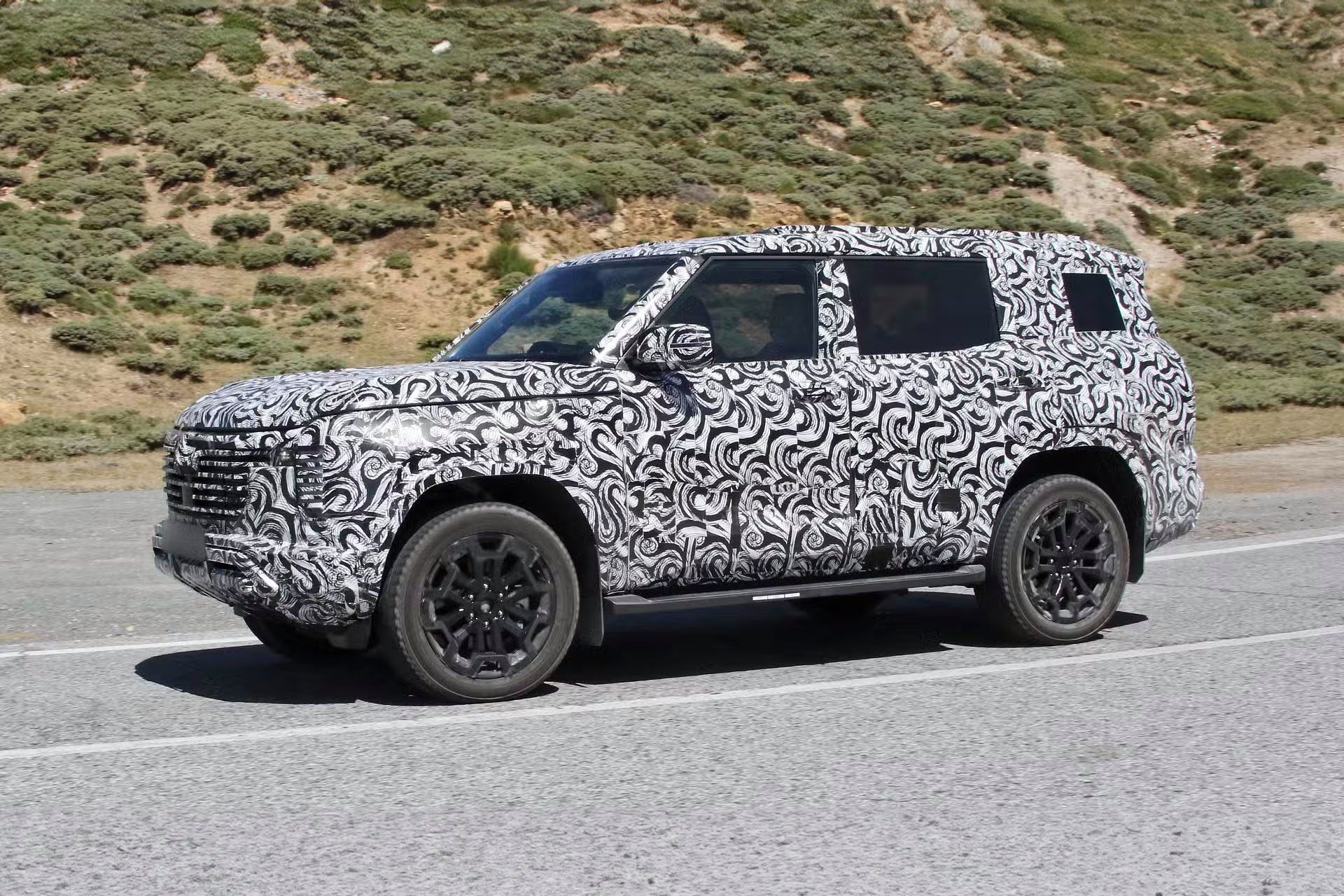 Mitsubishi Pajero covered in camo