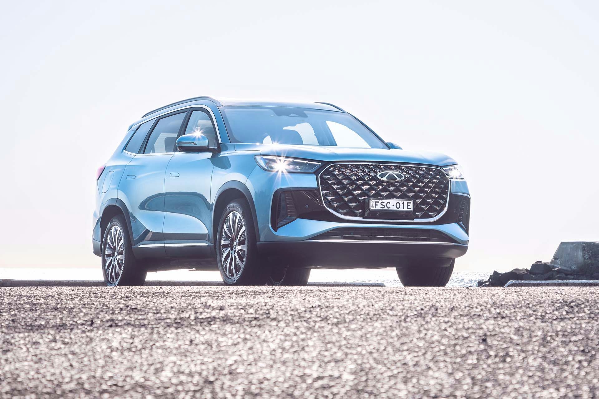 Tiggo 8 in blue under the sun