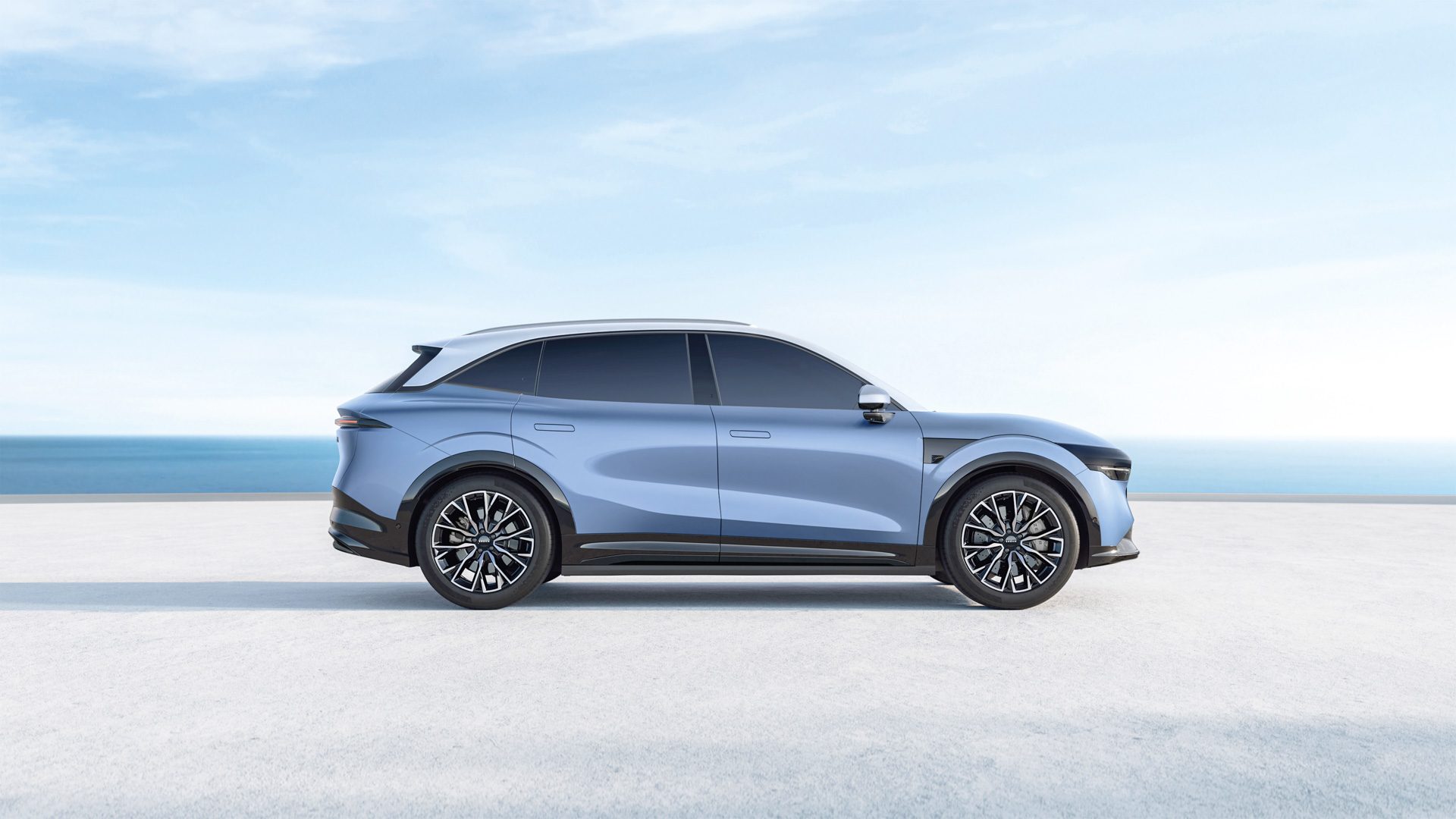 Zeekr 7X in silver under clear skies