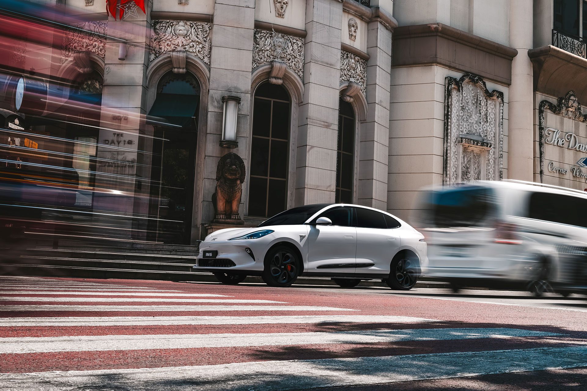 IM6 in white on city street