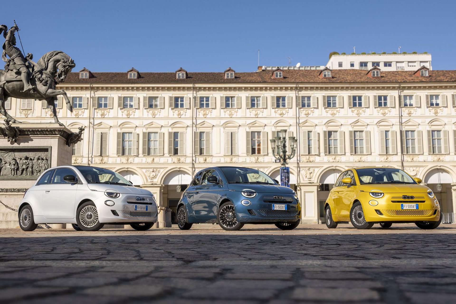 Fiat 500 and a statue